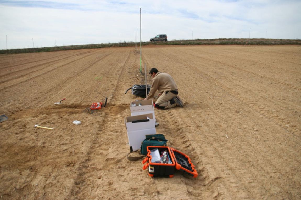 Técnico de SAF instalando un punto de control en un campo recién labrado